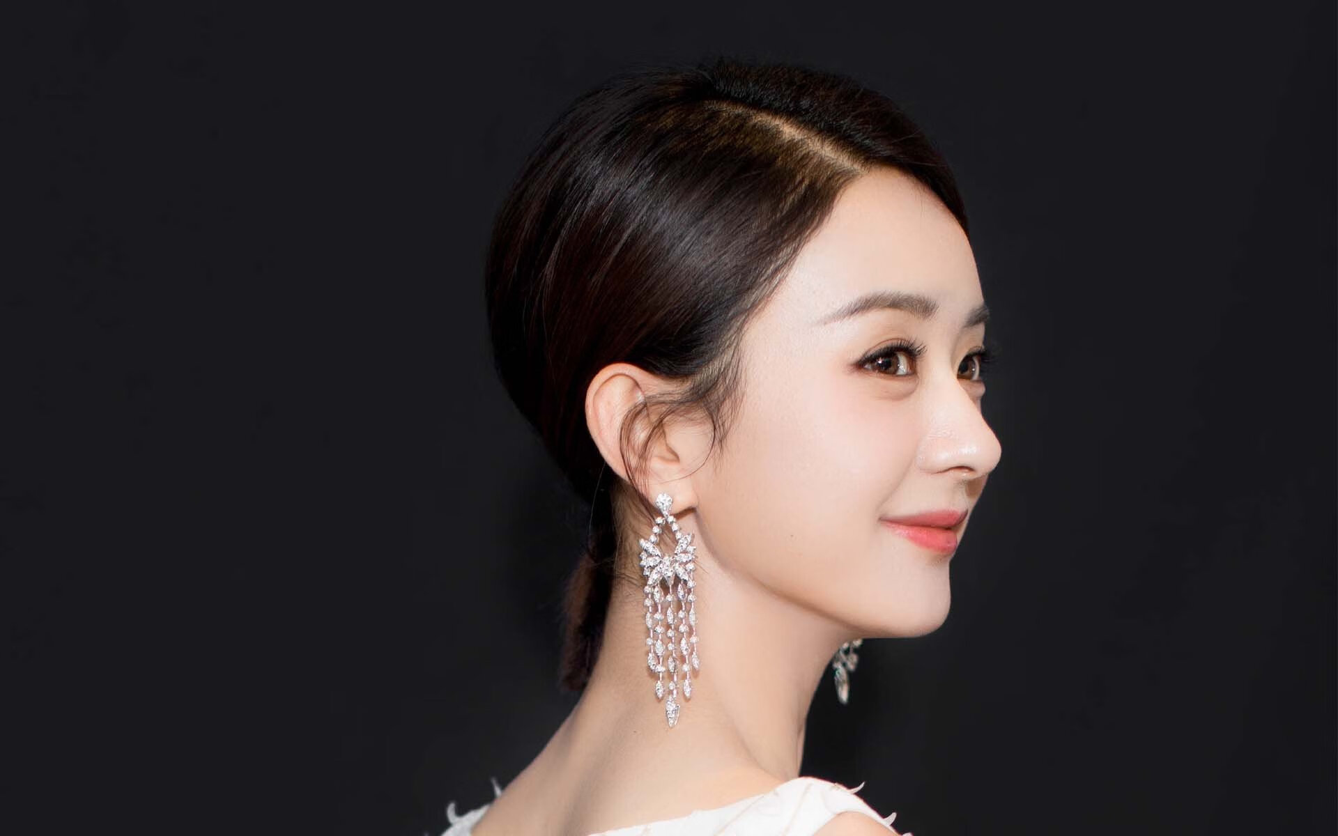 开云体育平台-湖人推出“3D战术演练屏”，辅助教练组教学，湖人战术手册